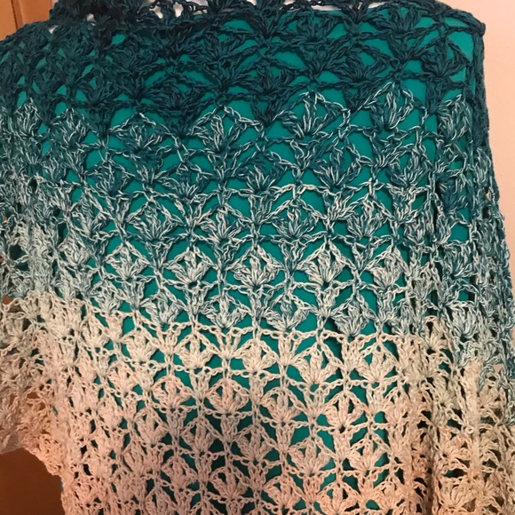 Green shawl - Picture 2 of 3